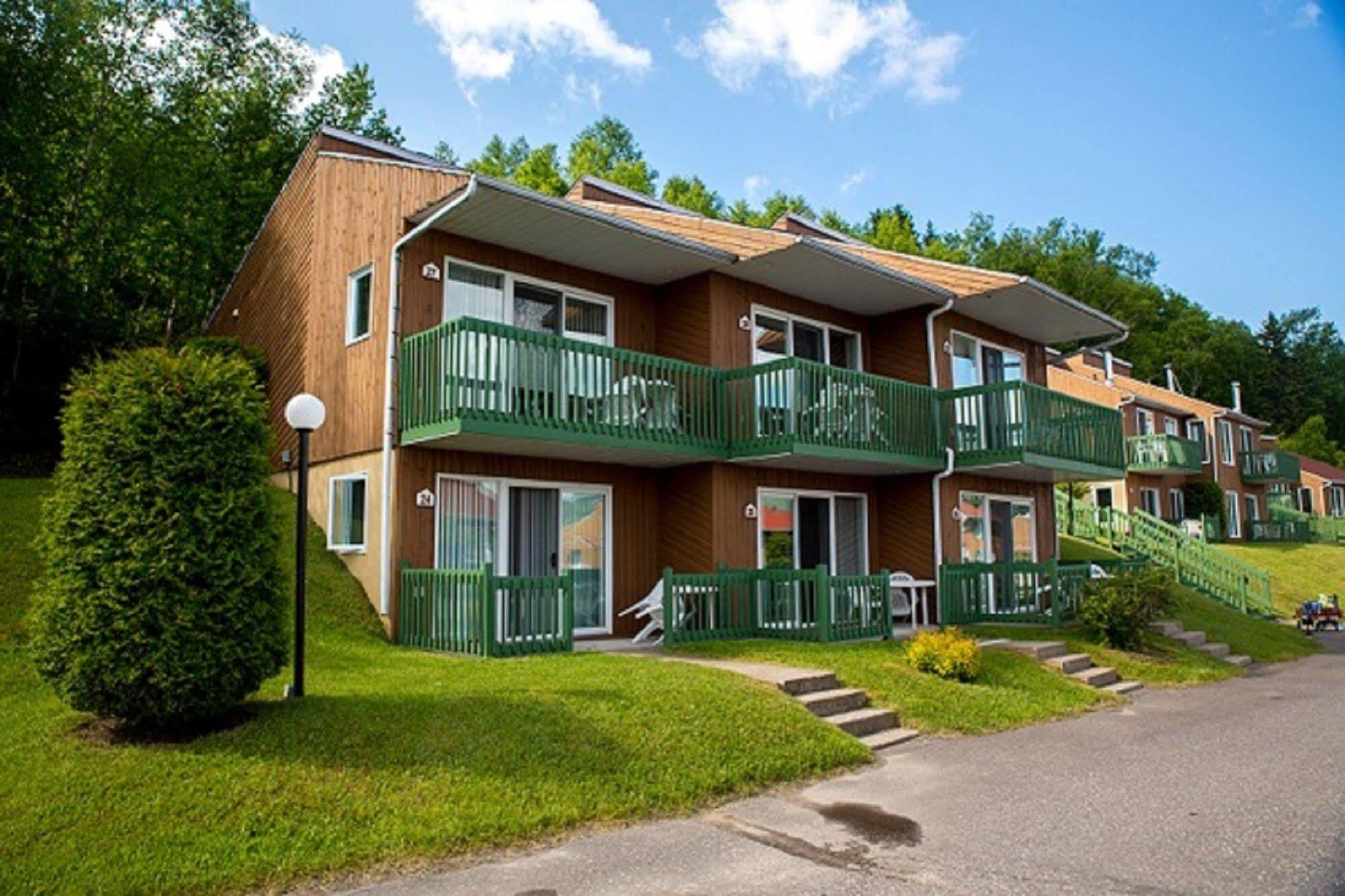 Chalets Condos Sur Le Fjord LʼAnse-Saint-Jean Exteriér fotografie